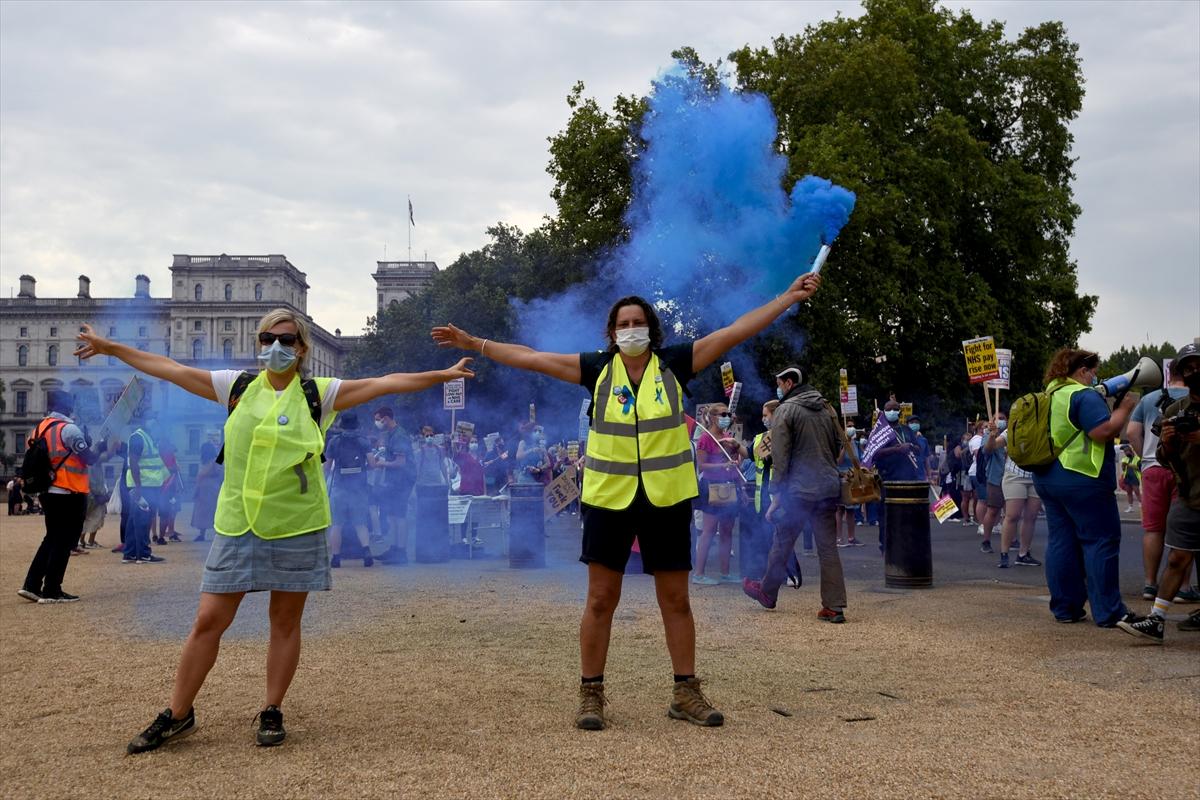 İngiltere'nin başkentinde hemşirelerin zam protestosu