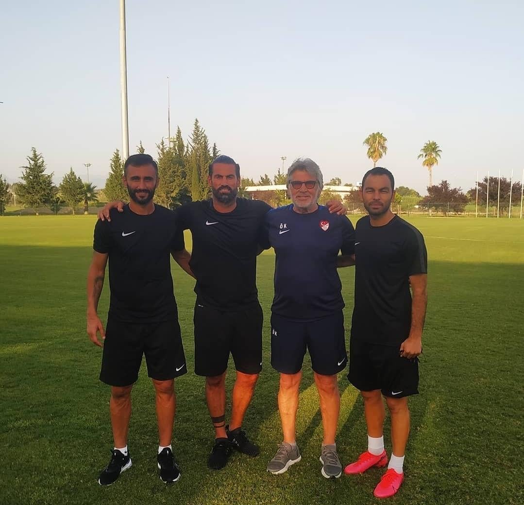 Eski futbolcular antrenörlük kursuna başladı