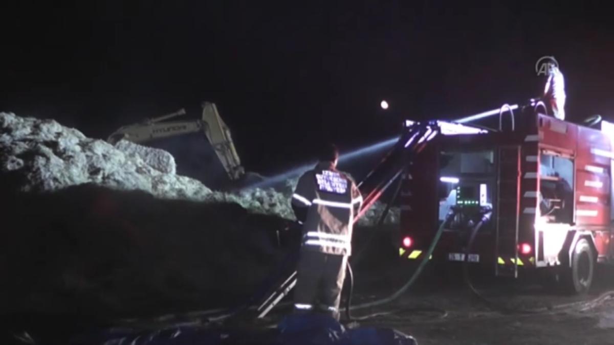 İzmir'de bir çiftlikte bulunan 3 ton saman yandı