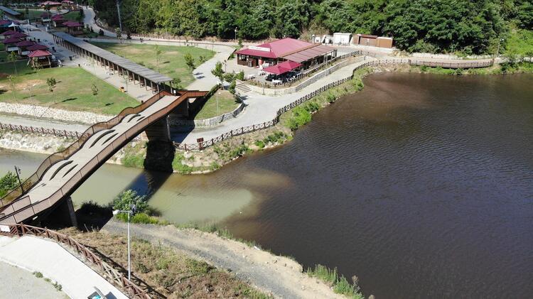 Trabzon'daki Sera Gölü'nün üstü siyah tabakayla kaplandı