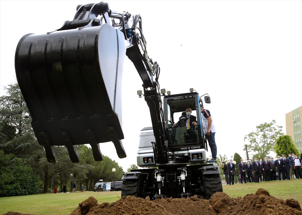 Cumhurbaşkanı Erdoğan, milli iş makinasını test etti