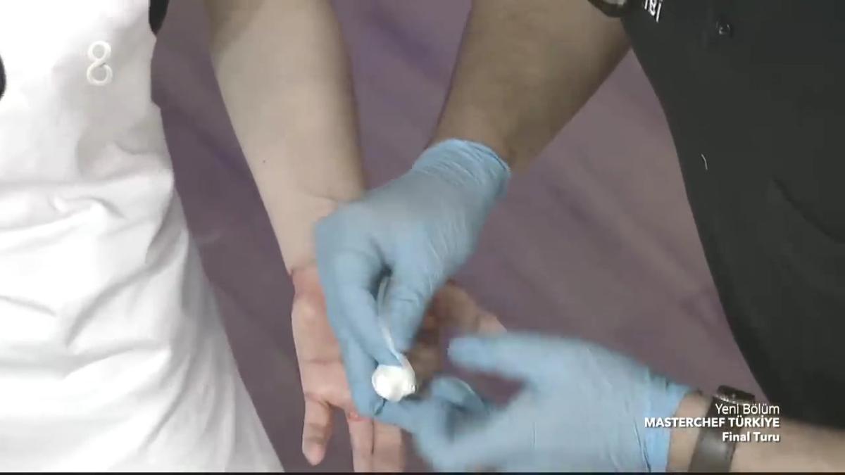 MasterChef'te Didem Devay parmağını kesti