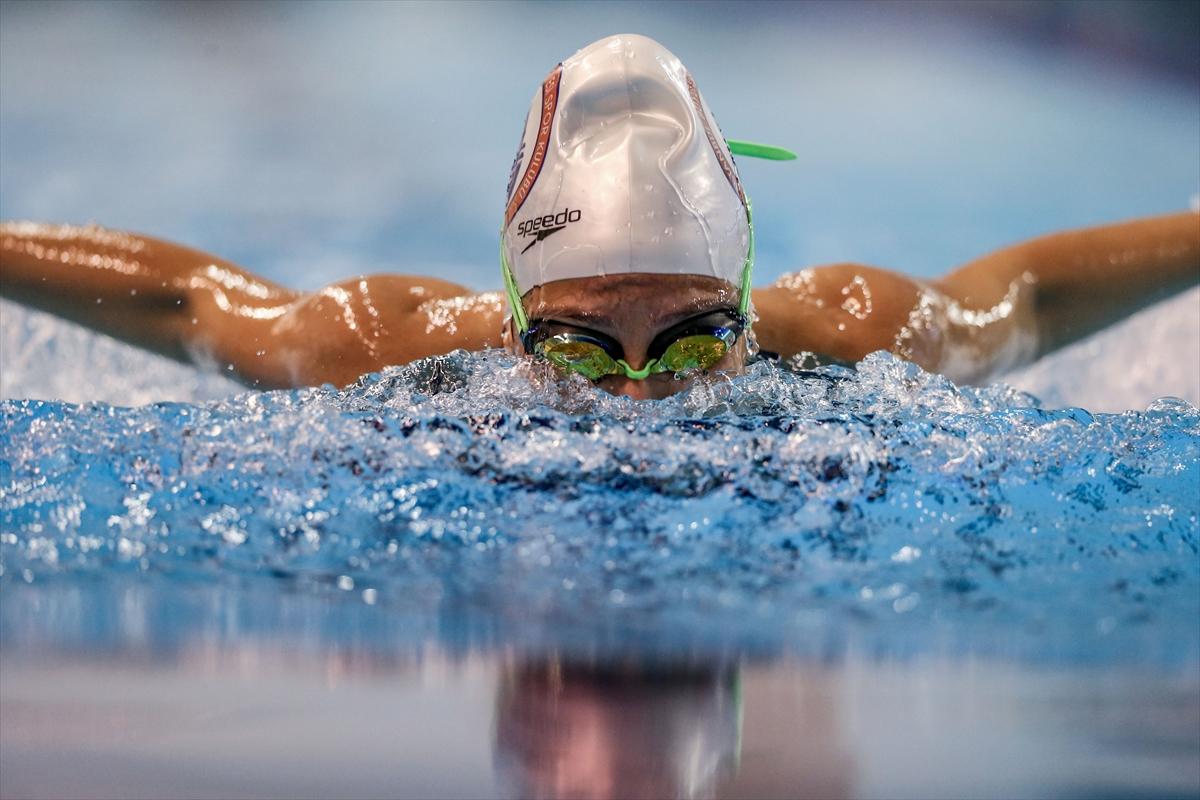 Tedavi amaçlı başladığı yüzmede başarıya koşuyor