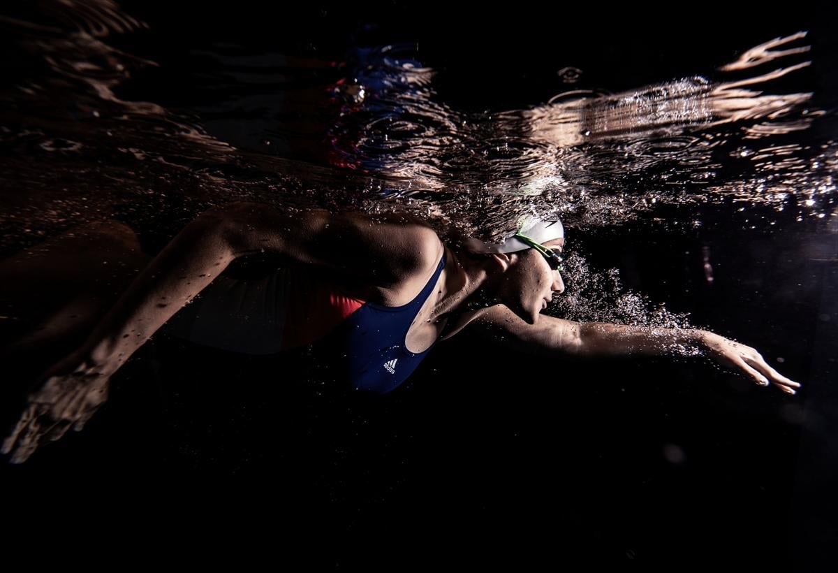 Tedavi amaçlı başladığı yüzmede başarıya koşuyor