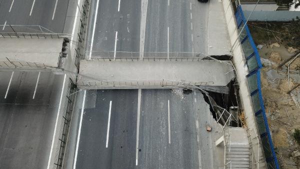 Üst geçidin altında kalmaktan son anda kurtulan yolcu