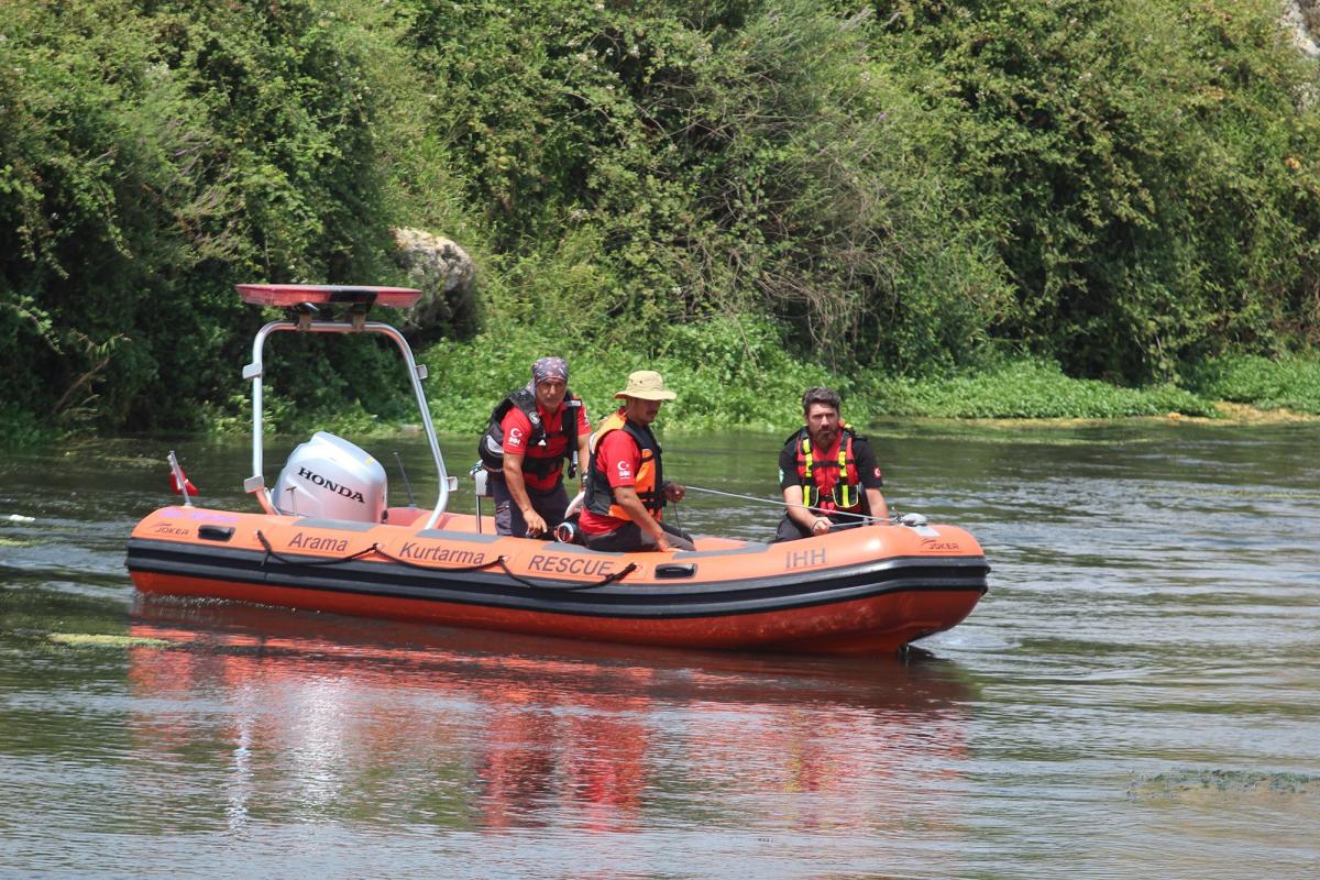 Antalya’da kanalda kaybolan genci arama çalışmaları