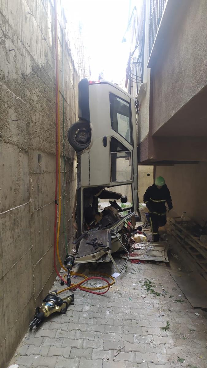 Bursa'da araç, bina ile istinat duvarı arasında sıkıştı