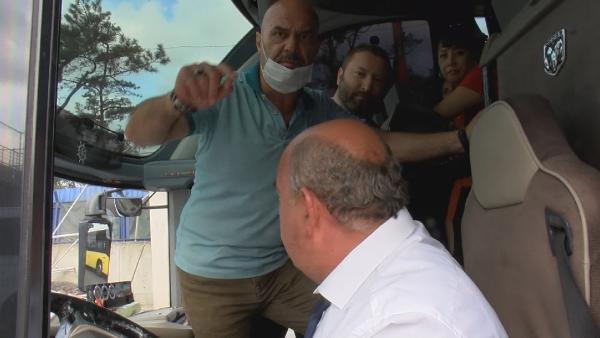 Üst geçidin altında kalmaktan son anda kurtulan yolcu