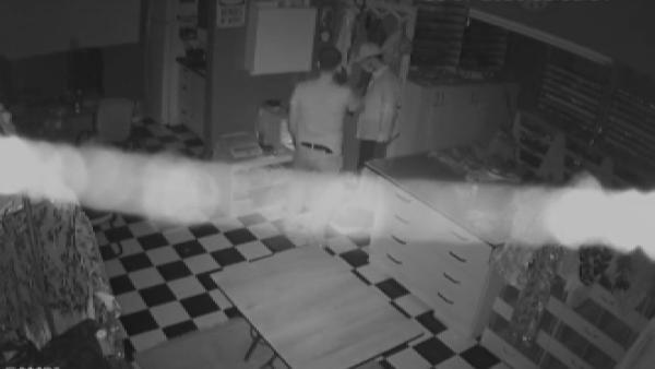 Fatih'te 14 iş yerine giren 2 hırsız yakalandı