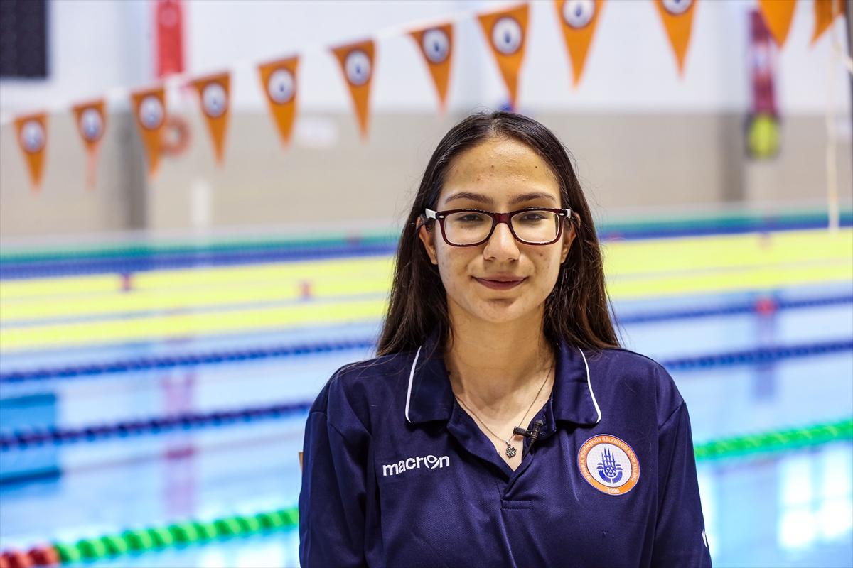 Tedavi amaçlı başladığı yüzmede başarıya koşuyor