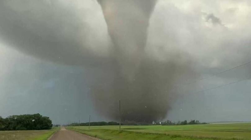 Kanada’da hortum, aracı içindekilerle savurdu: 2 ölü