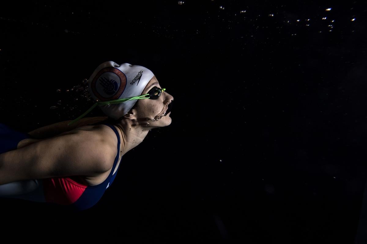 Tedavi amaçlı başladığı yüzmede başarıya koşuyor