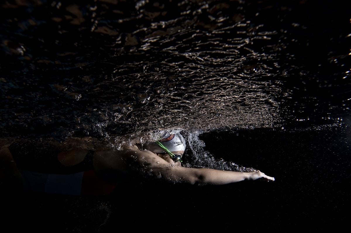 Tedavi amaçlı başladığı yüzmede başarıya koşuyor