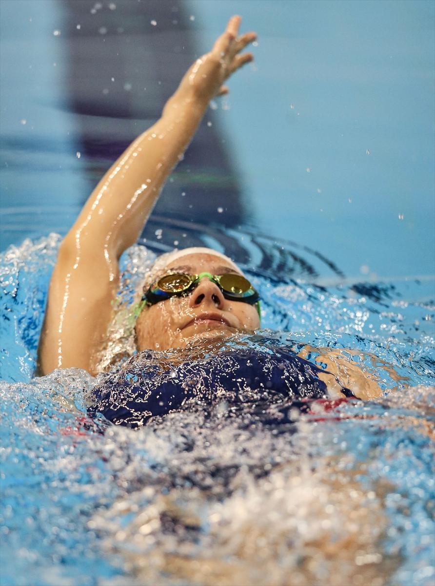 Tedavi amaçlı başladığı yüzmede başarıya koşuyor