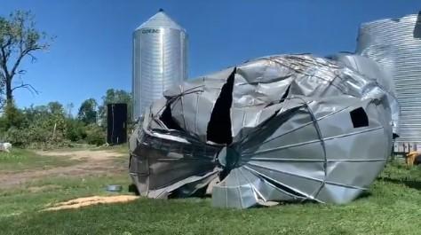 Kanada’da hortum, aracı içindekilerle savurdu: 2 ölü