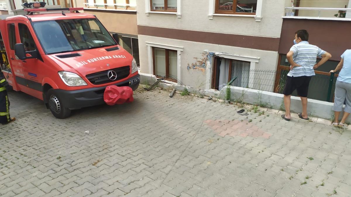 Bursa'da araç, bina ile istinat duvarı arasında sıkıştı