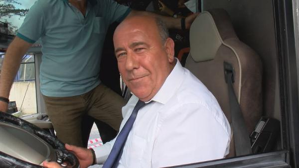 Üst geçidin altında kalmaktan son anda kurtulan yolcu