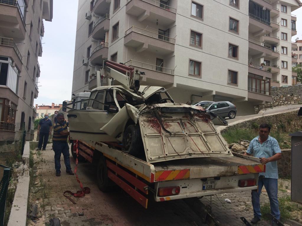 Bursa'da araç, bina ile istinat duvarı arasında sıkıştı