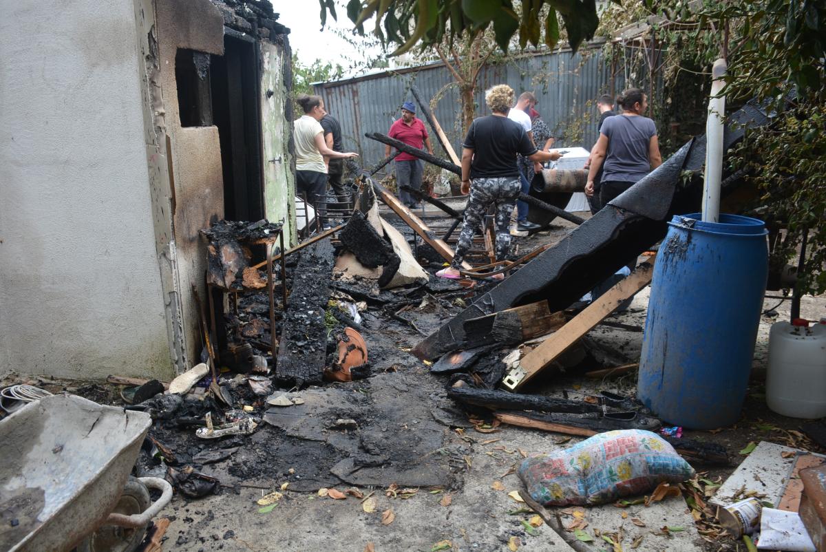 Sinop’ta 2 katlı ev küle döndü