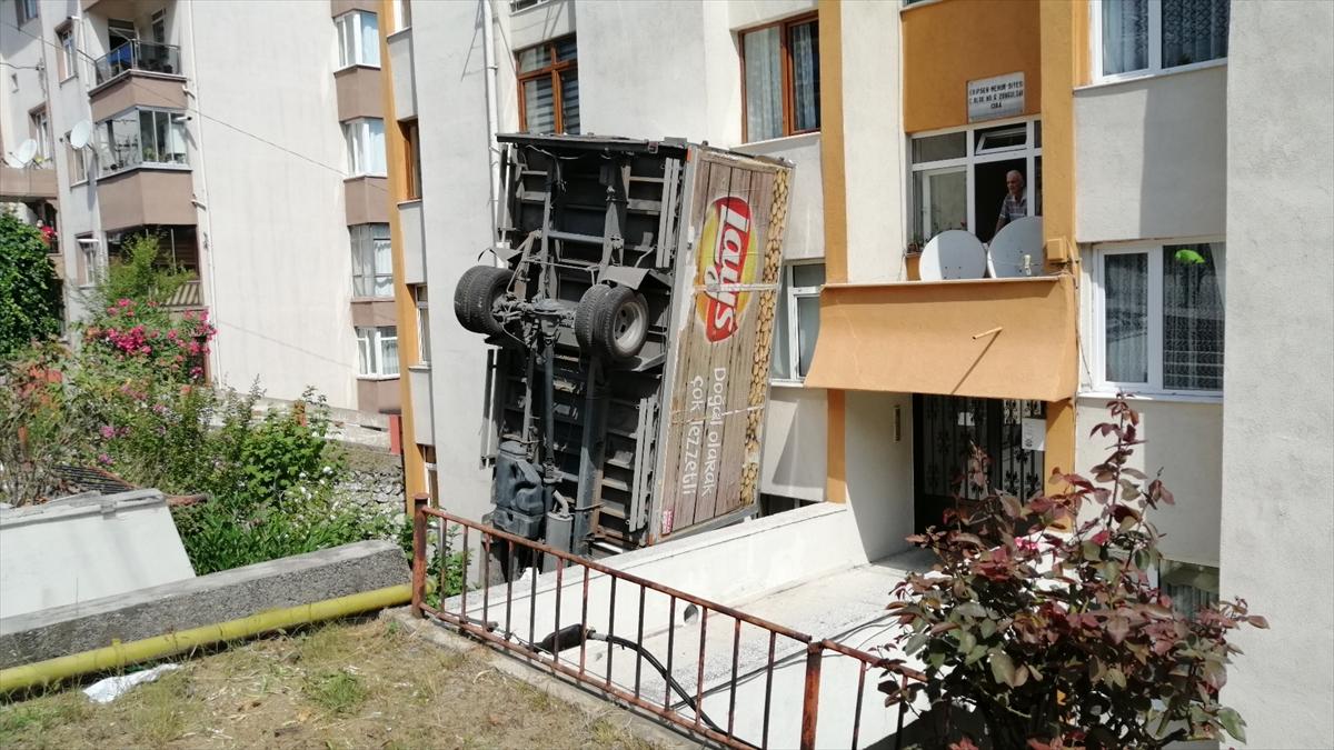 Zonguldak'ta kamyonet apartman boşluğuna düştü