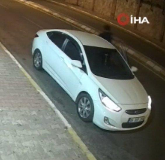 İstanbul'da otomobilini kurtarmak için canını hiçe saydı