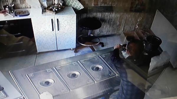 Elazığ'da dondurmacıya gelen hırsız cep telefonu çaldı