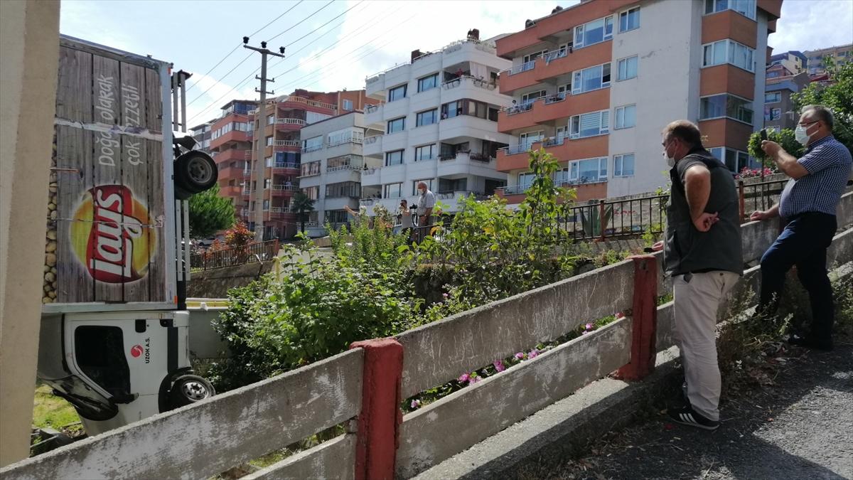 Zonguldak'ta kamyonet apartman boşluğuna düştü