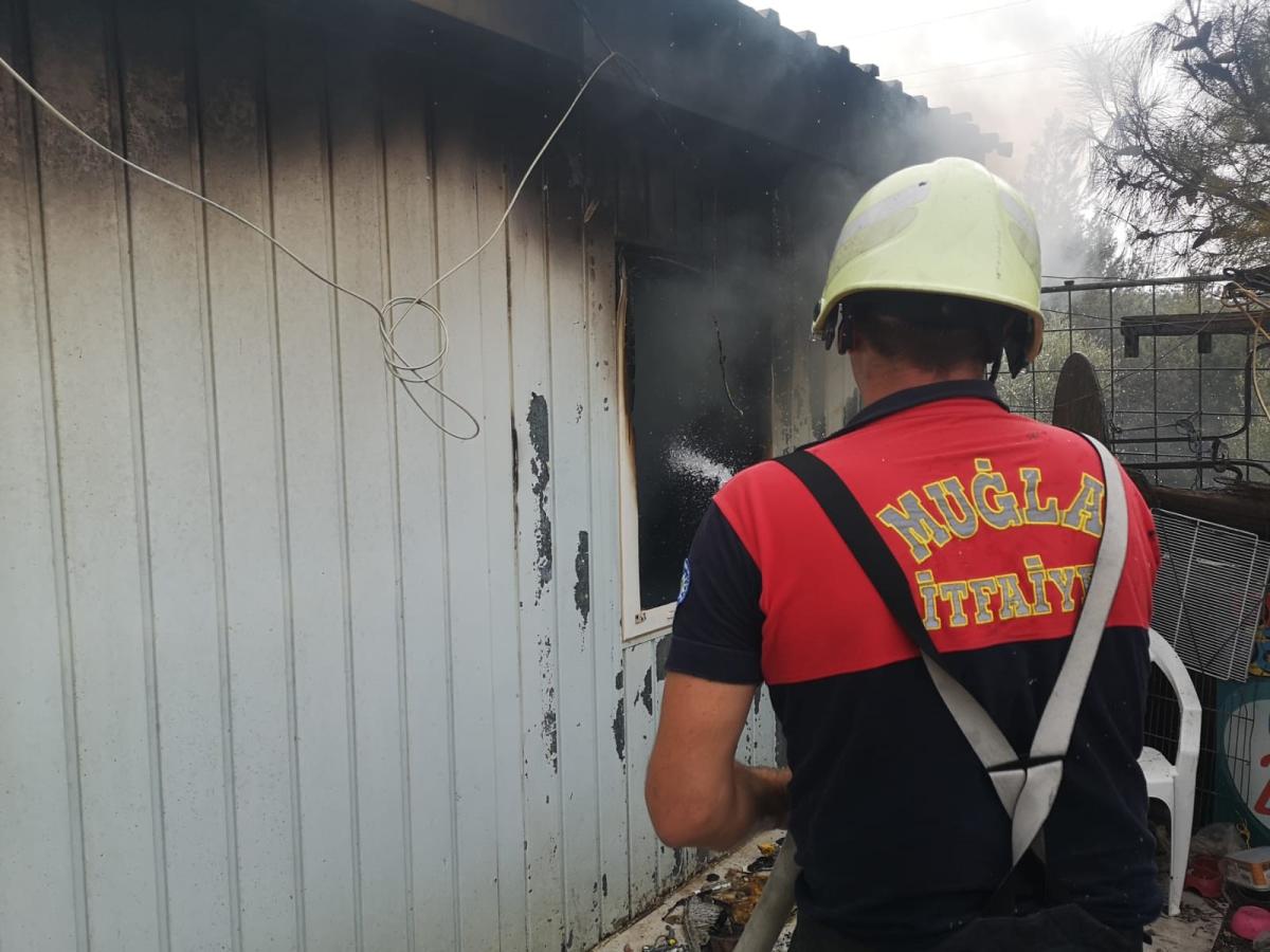 Muğla'da ocakta unutulan yemek evi yaktı