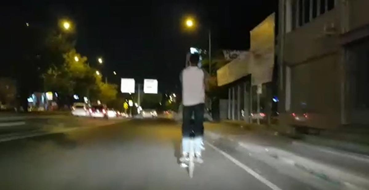 Bursa'da gençlerin tehlikeli bisiklet yolculuğu