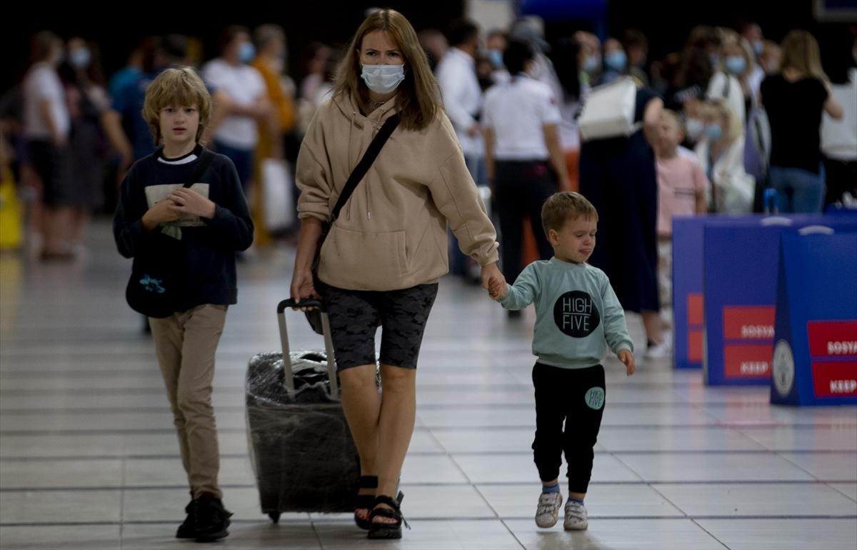 İlk Rus turist kafilesi Antalya'ya indi