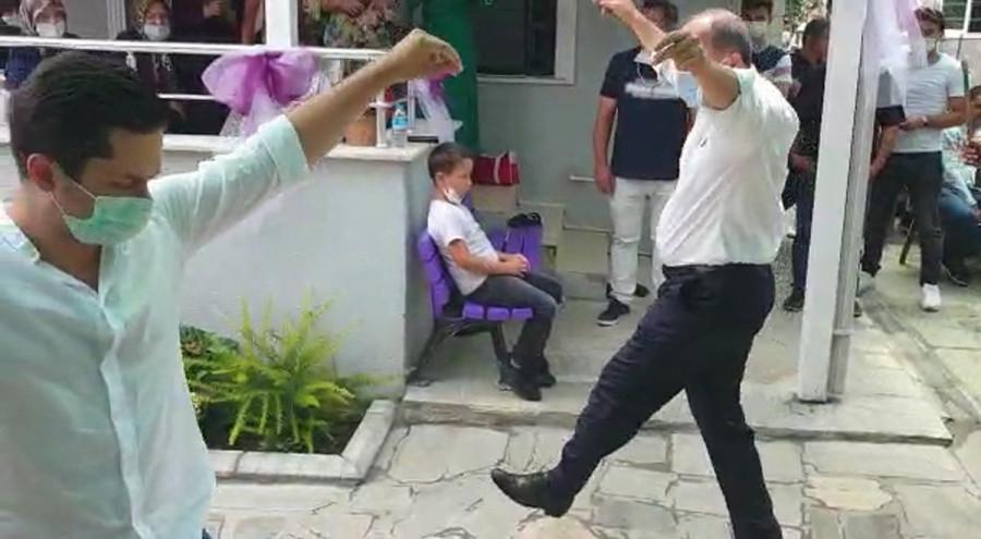 Muharrem İnce, yeğeninin düğününde zeybek oynadı