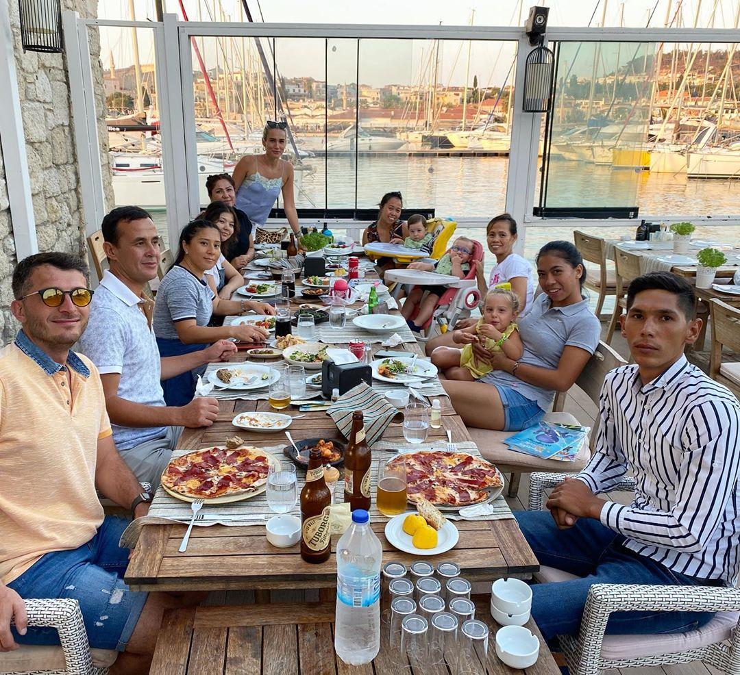 Erdal Acar'ın eşi yardımcılarıyla tatilde