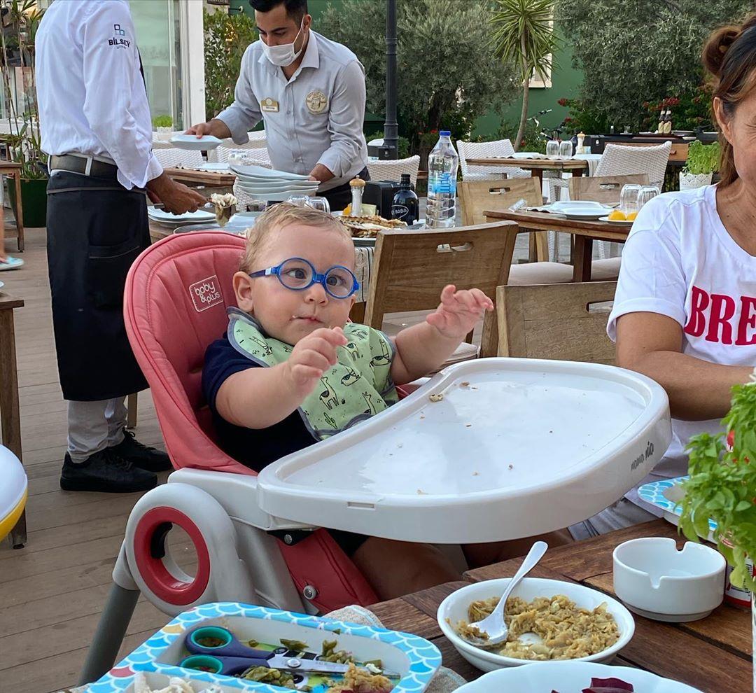 Erdal Acar'ın eşi yardımcılarıyla tatilde