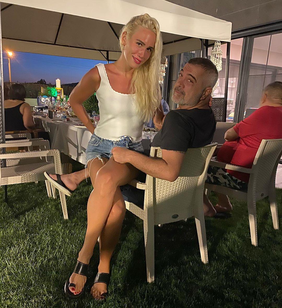 Erdal Acar'ın eşi yardımcılarıyla tatilde