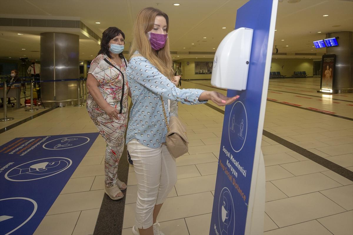 İlk Rus turist kafilesi Antalya'ya indi