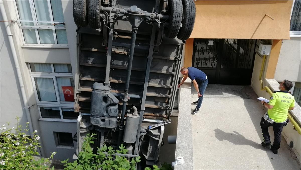 Zonguldak'ta kamyonet apartman boşluğuna düştü