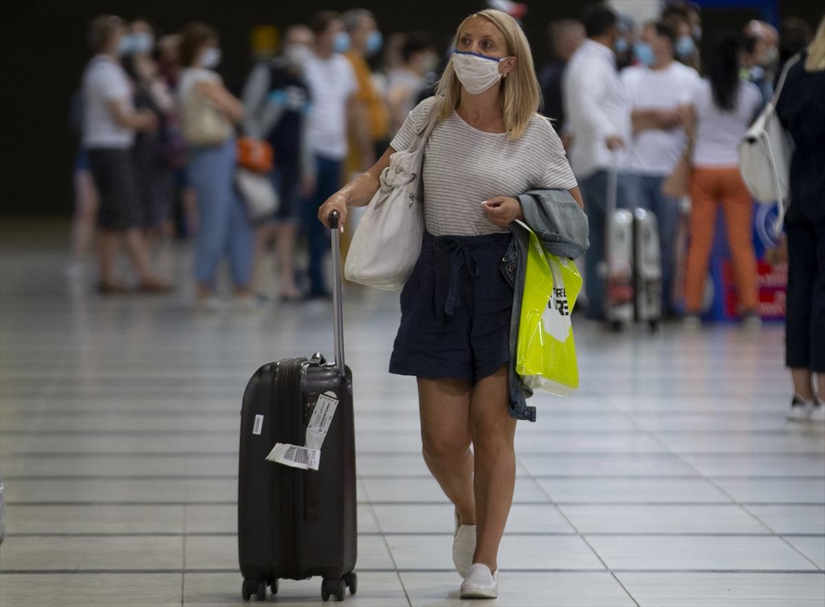 İlk Rus turist kafilesi Antalya'ya indi