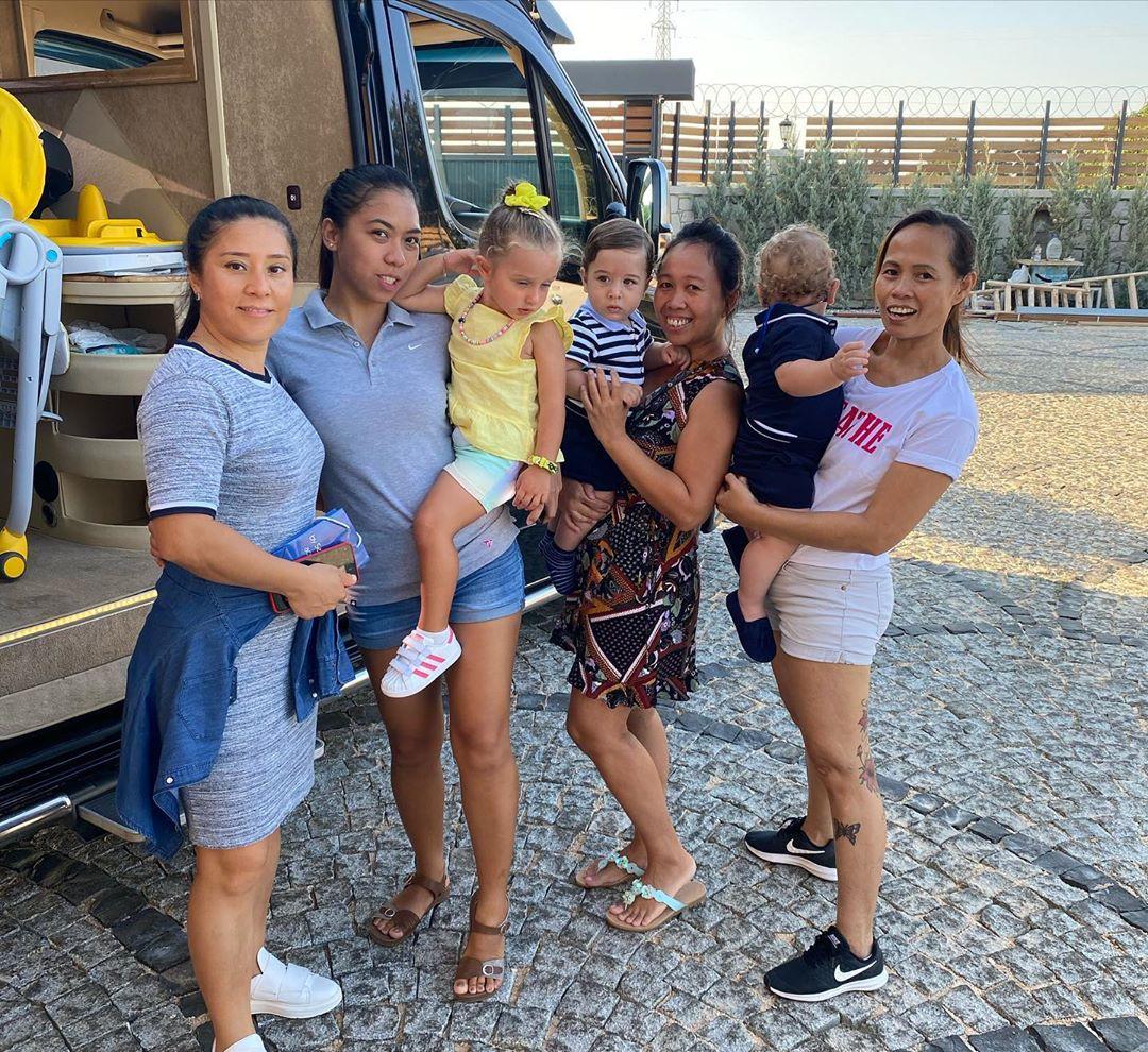 Erdal Acar'ın eşi yardımcılarıyla tatilde