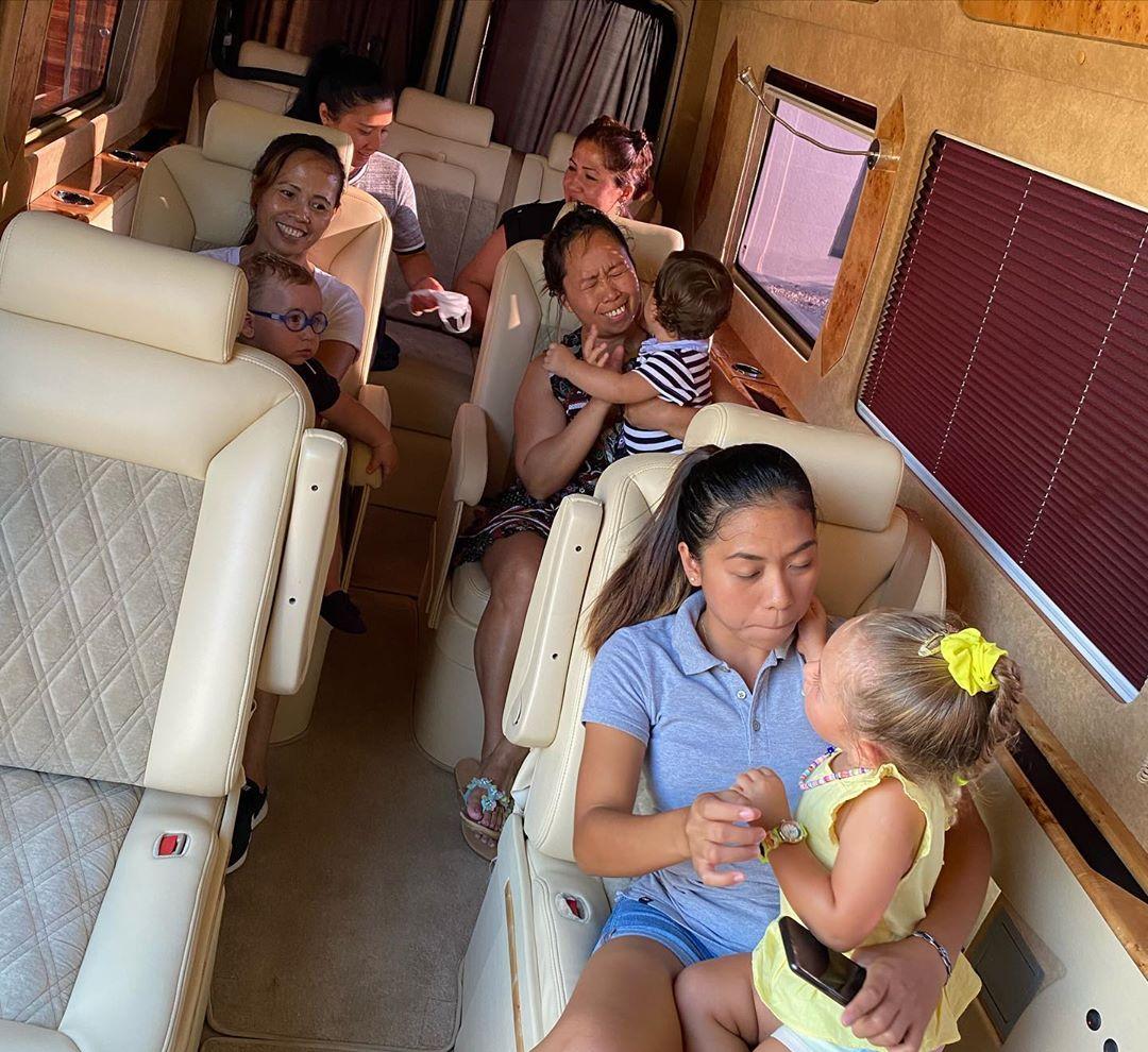 Erdal Acar'ın eşi yardımcılarıyla tatilde