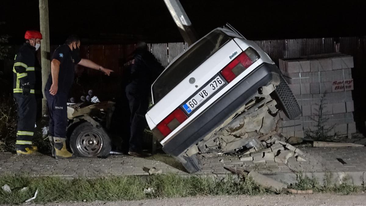 Tokat'ta direğe çarpan sürücü hayatını kaybetti