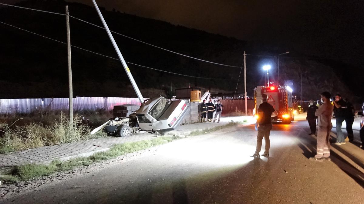 Tokat'ta direğe çarpan sürücü hayatını kaybetti