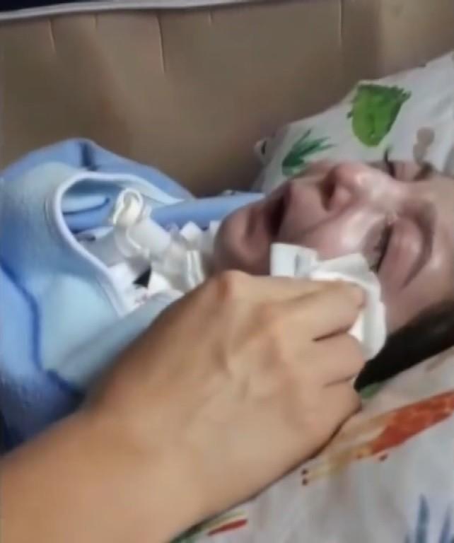 Oğlunun ağlamasıyla uyanan anne gözyaşlarını tutamadı