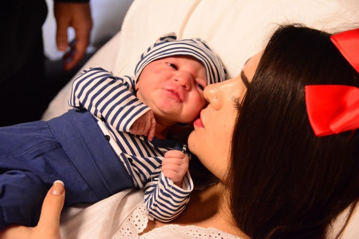 Oğlunun ağlamasıyla uyanan anne gözyaşlarını tutamadı