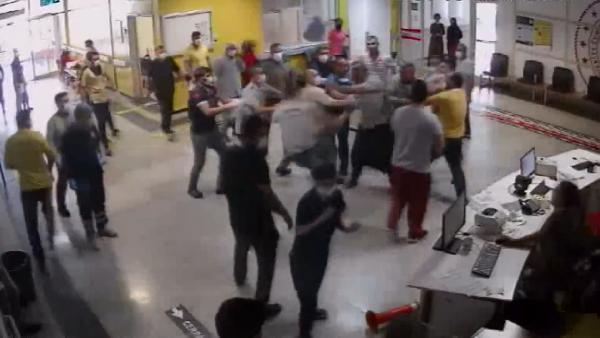 Urfa'da hasta yakınları, hastane personeline saldırdı