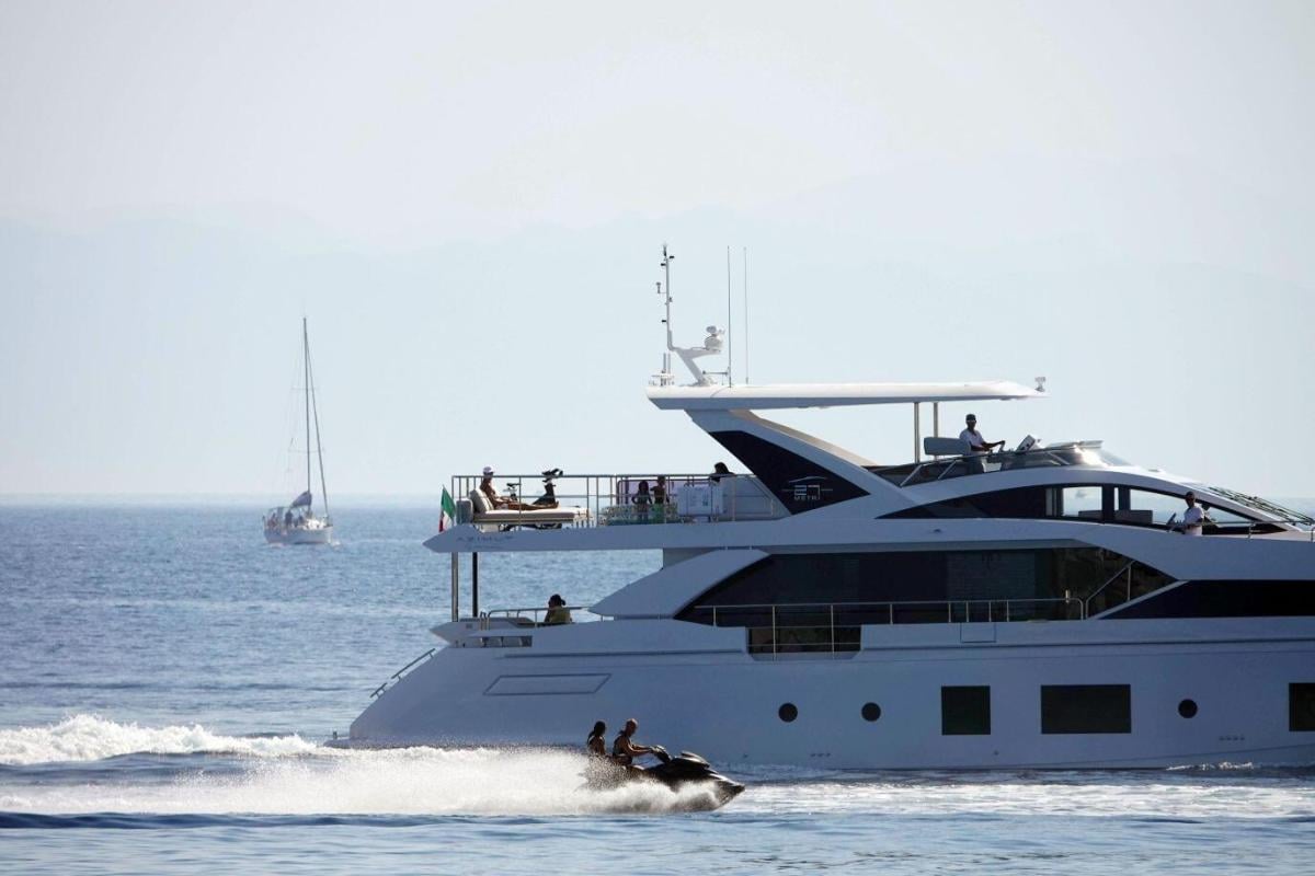 Ronaldo, 7 milyon dolarlık yatında tatil yapıyor