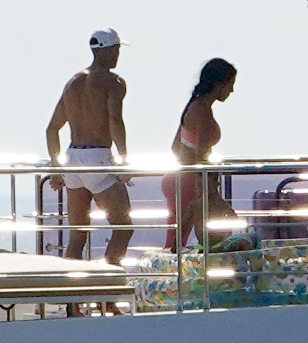 Ronaldo, 7 milyon dolarlık yatında tatil yapıyor