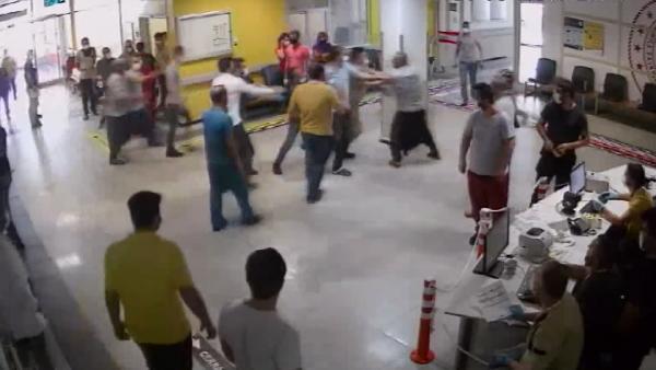 Urfa'da hasta yakınları, hastane personeline saldırdı