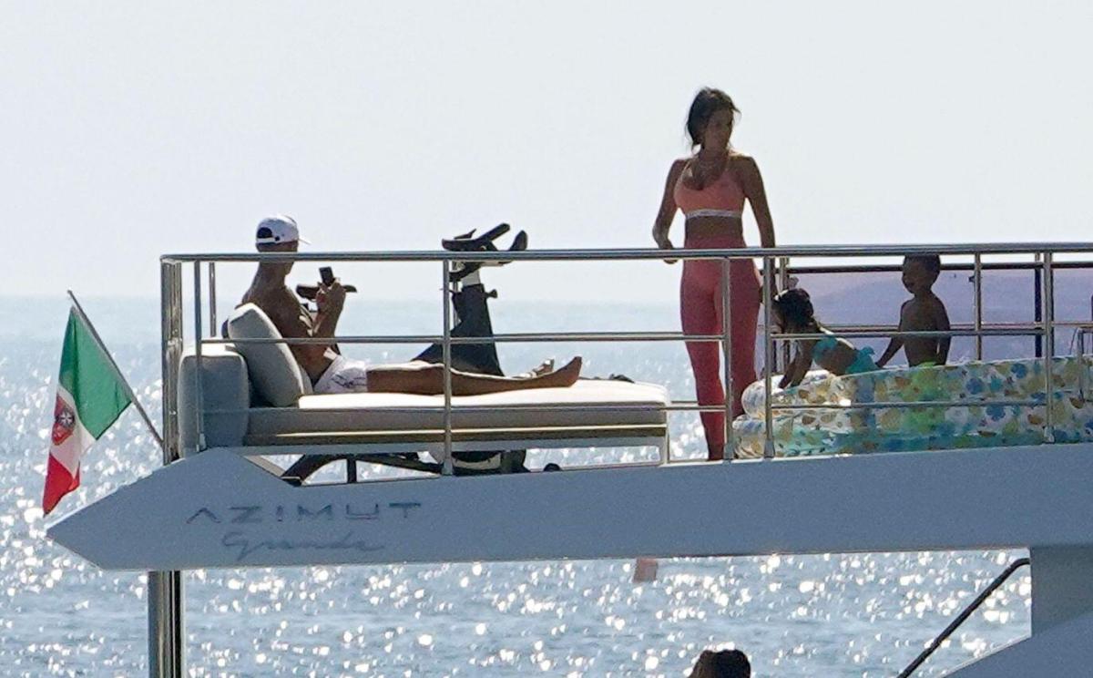 Ronaldo, 7 milyon dolarlık yatında tatil yapıyor