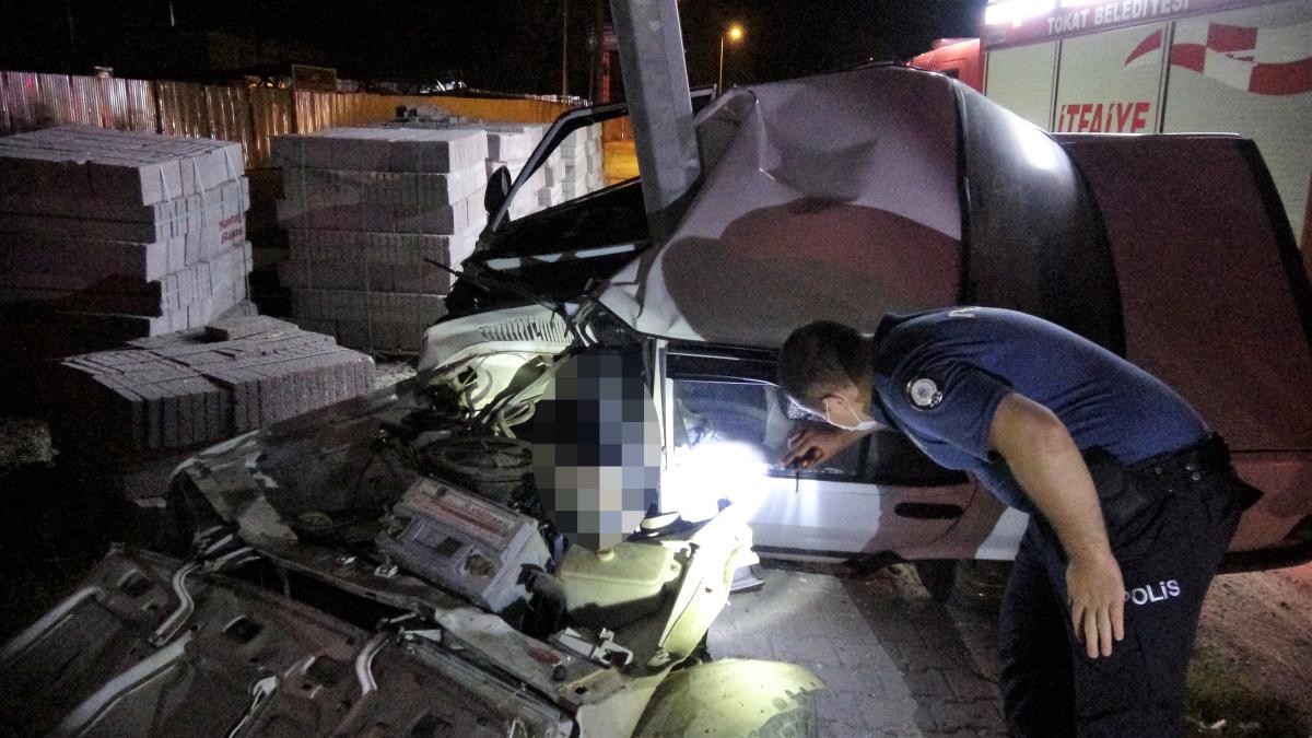 Tokat'ta direğe çarpan sürücü hayatını kaybetti