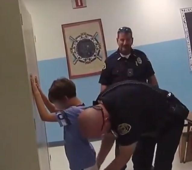 ABD’de 8 yaşındaki engelli çocuğa ters kelepçe